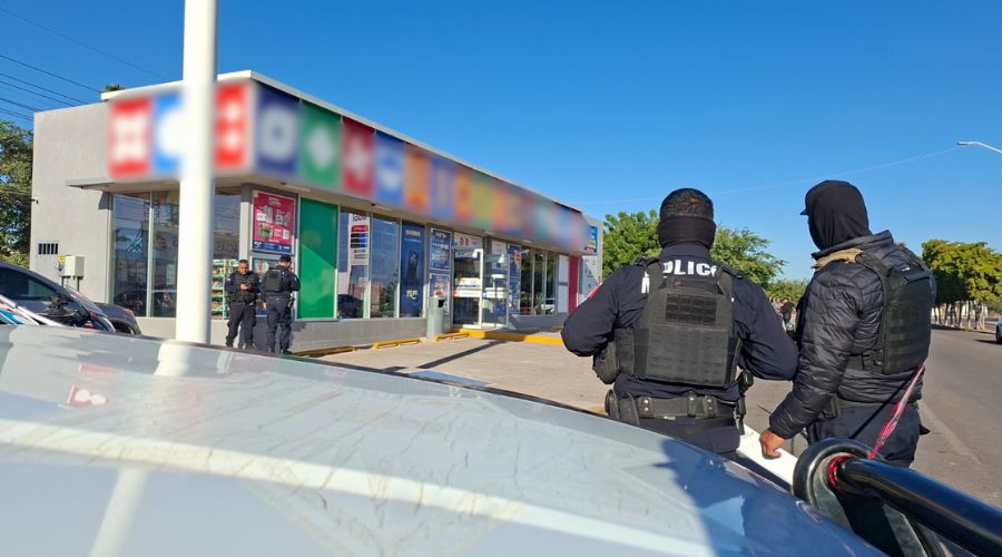 Una tienda de conveniencia junto a dos autoridades de la fiscalía