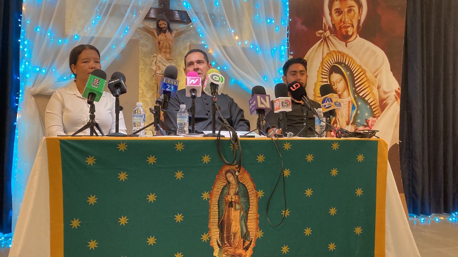 Personas religiosas en conferencia de prensa