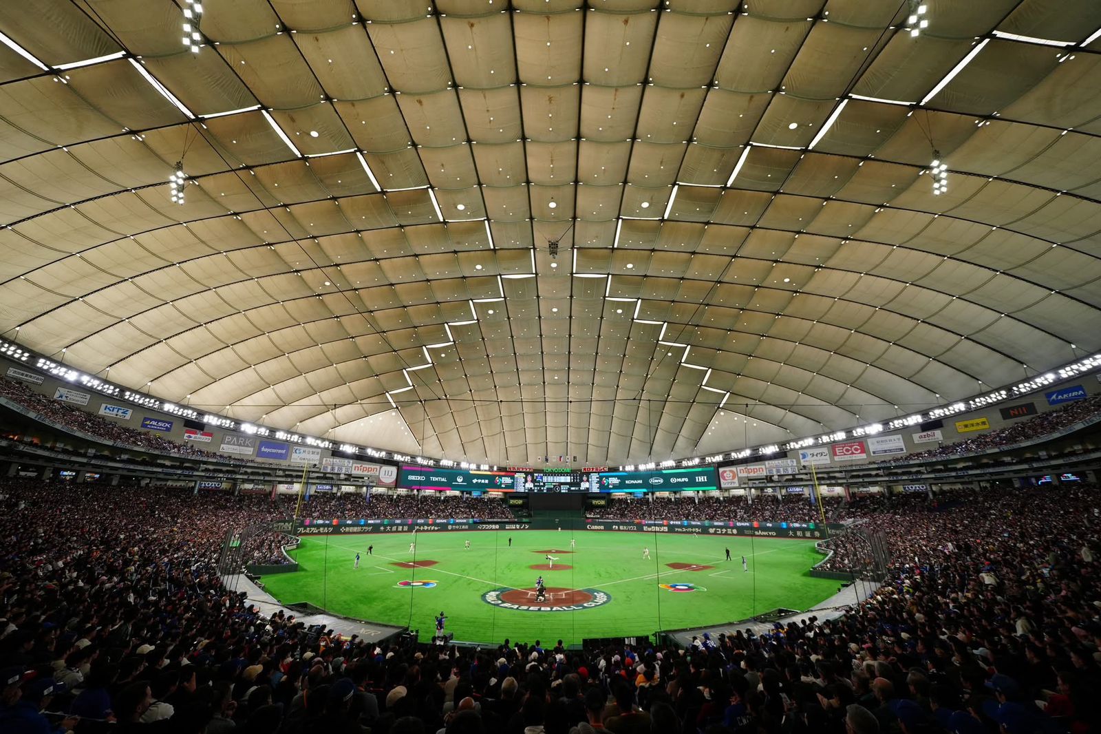 Estadio Tokyo Dome de Japón completamente abarrotado por aficionados