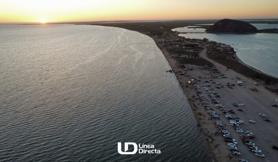 Vista aérea del atardecer en la la playa El Maviri en Ahome