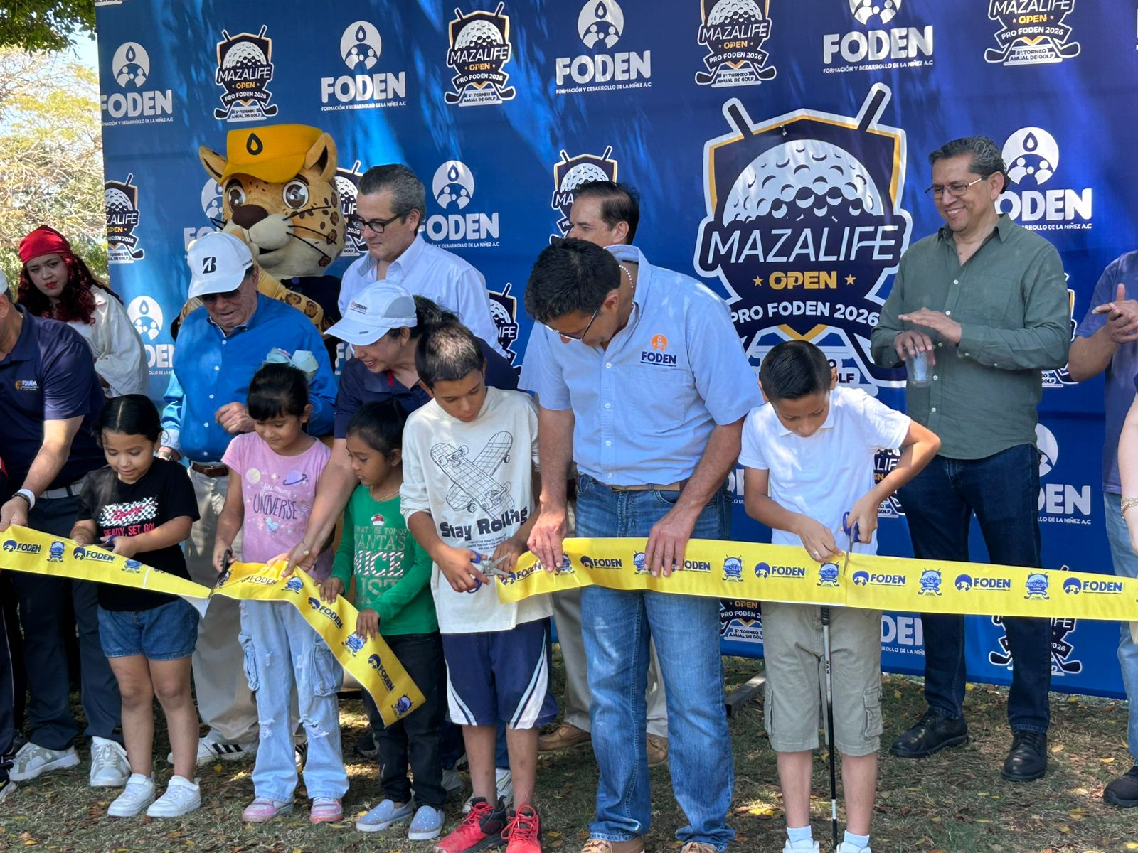 Cortando listón de inauguración