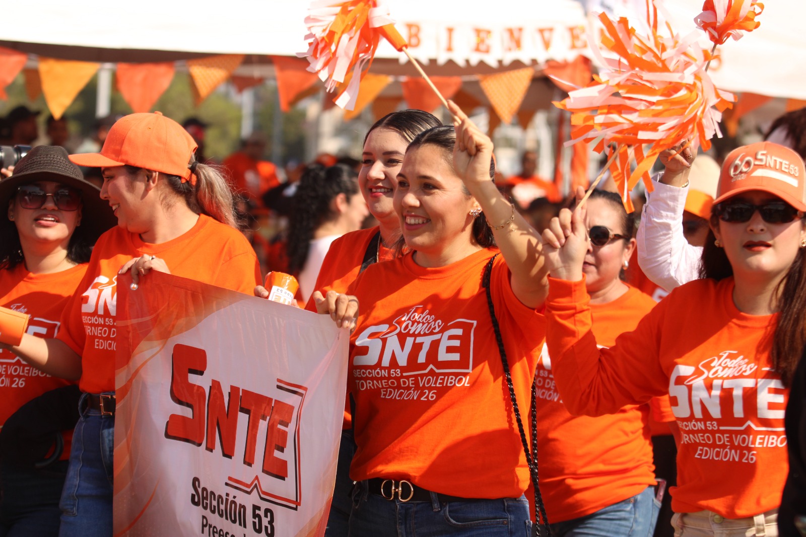 Personas con playeras naranjas de SNTE