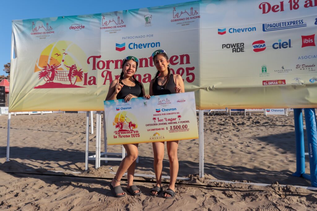 Ganadoras del primer lugar del Torneo de Voleibol Playero Tormenta en la Arena 2025.