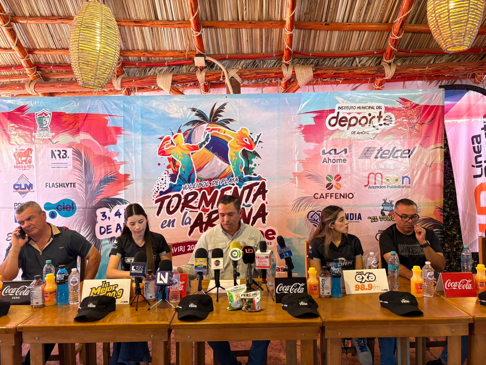 Rueda de prensa para anunciar el Torneo de Voleibol Playero Tormenta en la Arena en El Maviri.