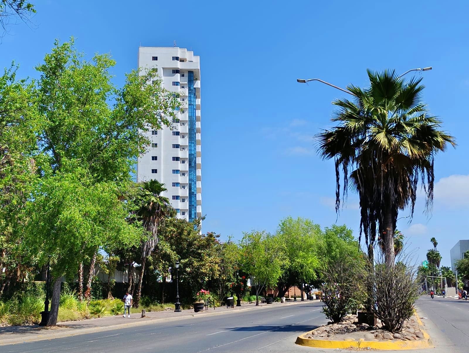 paisaje de una calle de Los Mochis, Sinaloa y al fondo sobresale la icónica Torre San Bernardo
