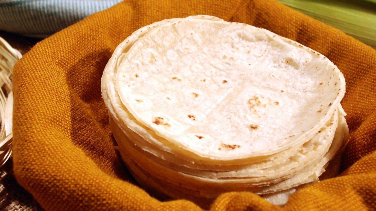 Tortillas de maíz envueltas en una servilleta naranja