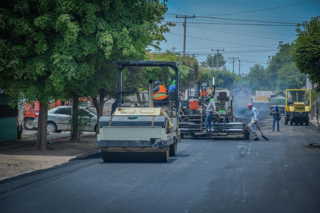 Personal municipal realiza trabajos de reencarpetado en Salvador Alvarado