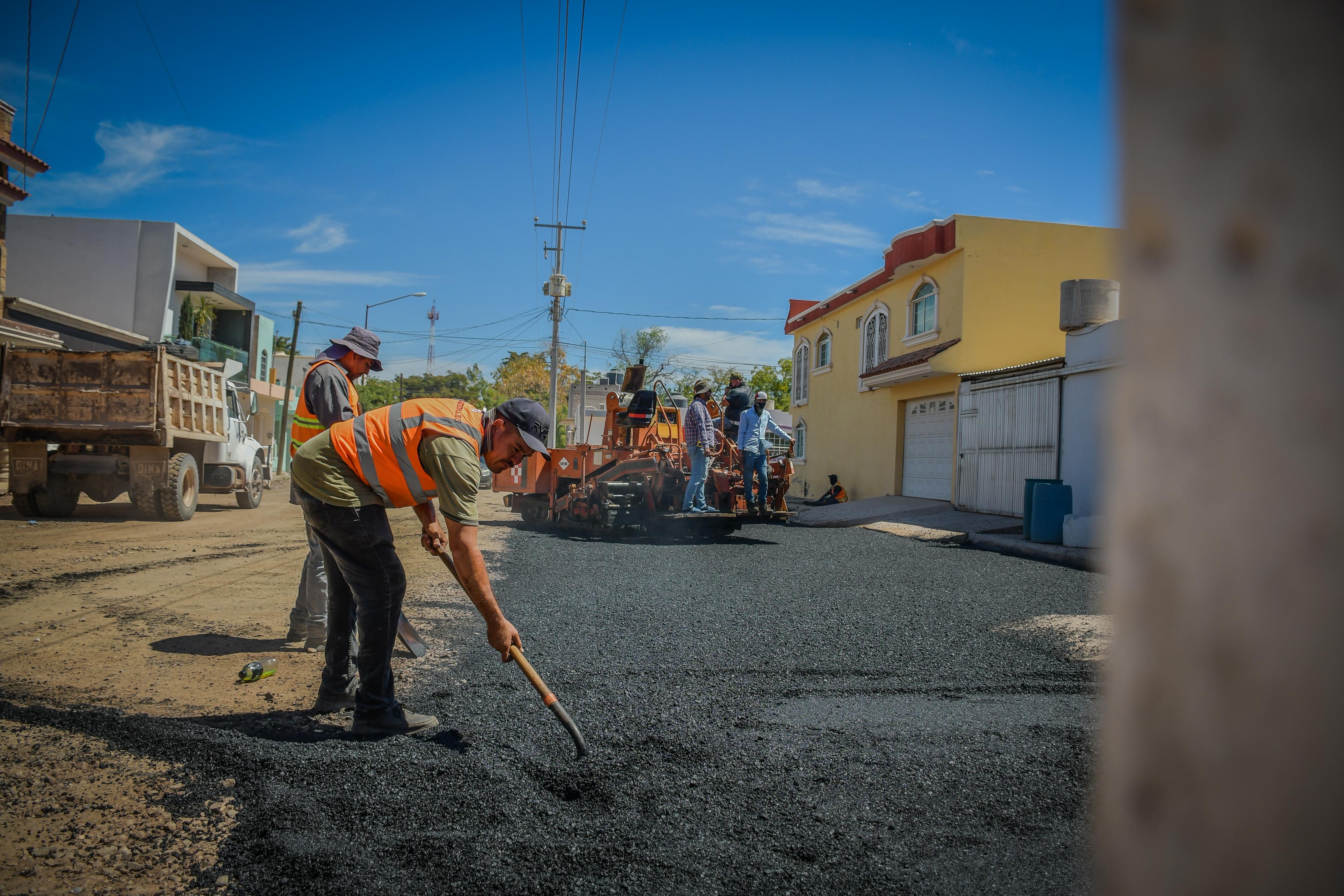 Personal municipal realiza trabajos de reencarpetado en Salvador Alvarado