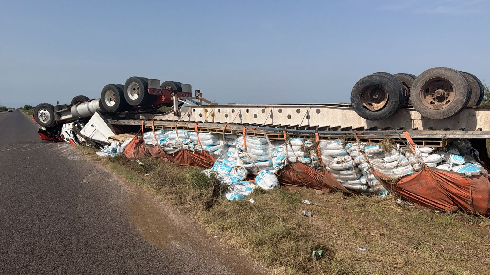 Tráiler cargado de alimento para camarón vuelca en Ahome