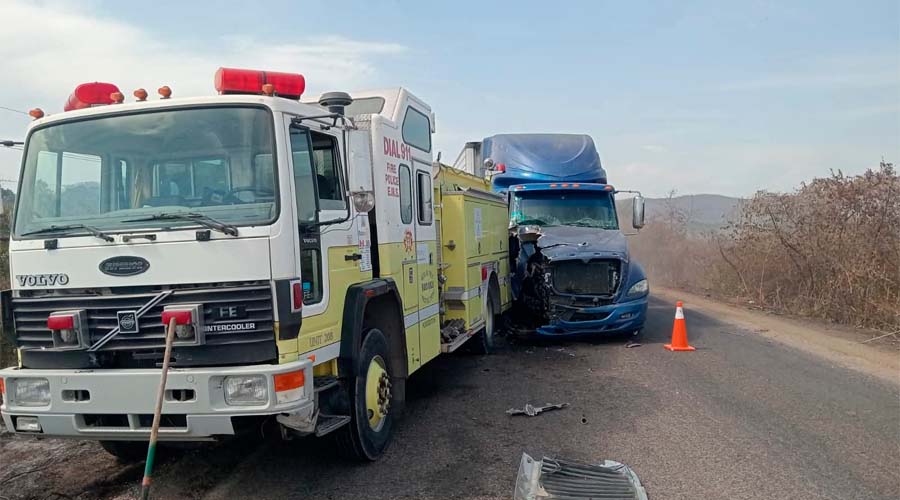 Tráiler choca contra camión de bomberos en Escuinapa