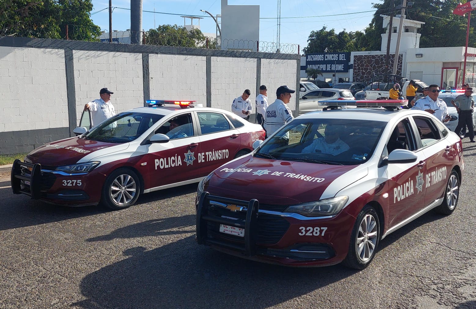 patrullas de tránsito estacionadas