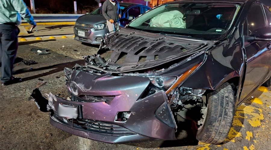 Vehículo con daños tras ser impactado por un tren en Mazatlán, Sinaloa