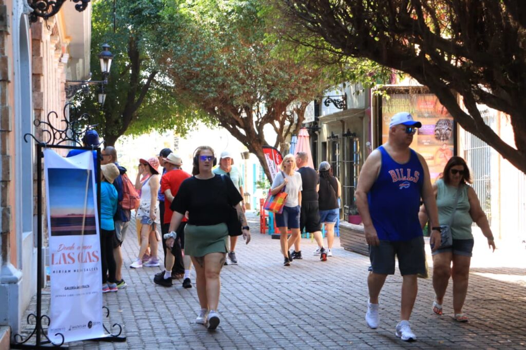Turismo en la plazuela machado en Mazatlán