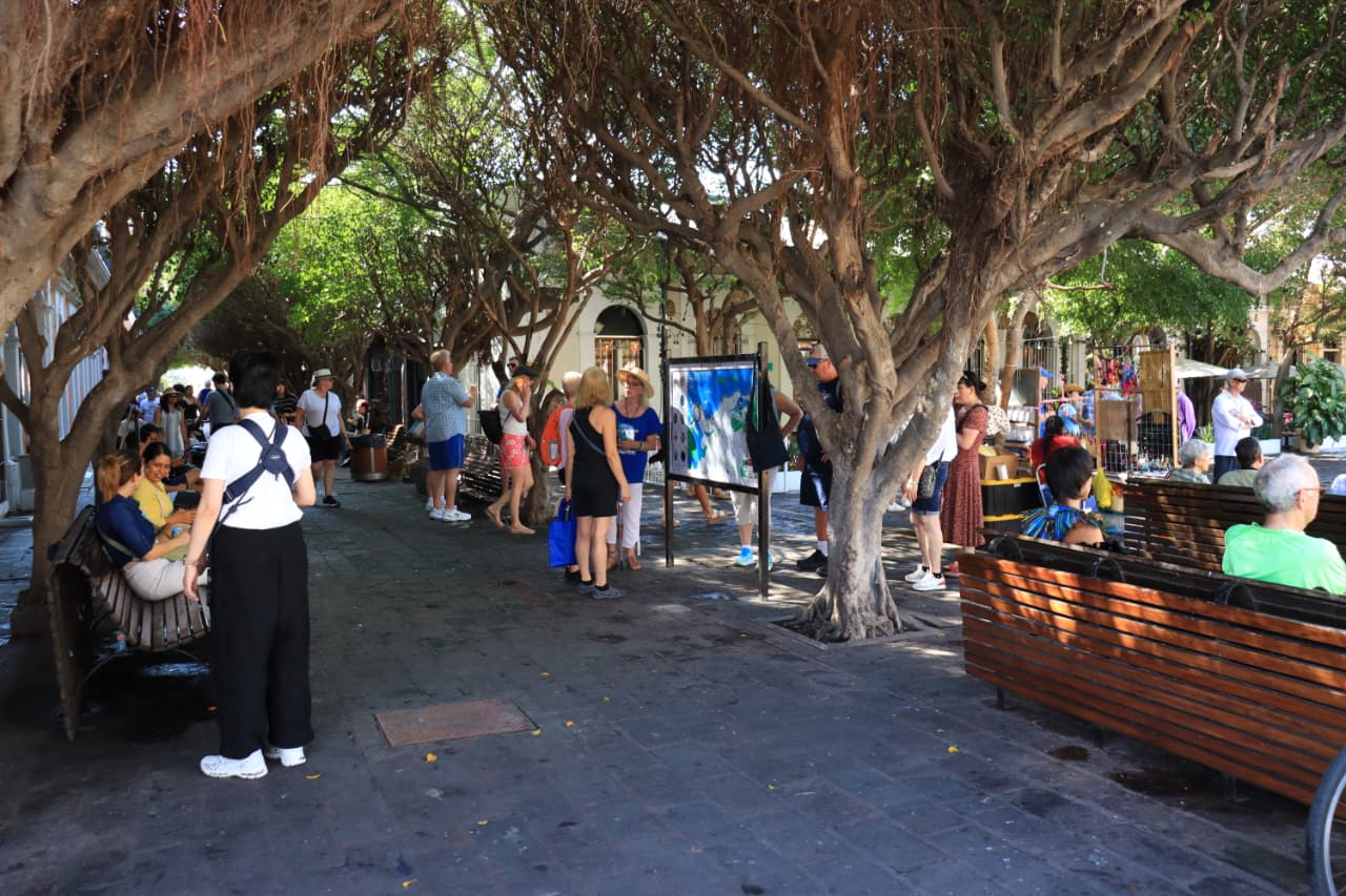 Plazuela en Mazatlán con muchos turistas