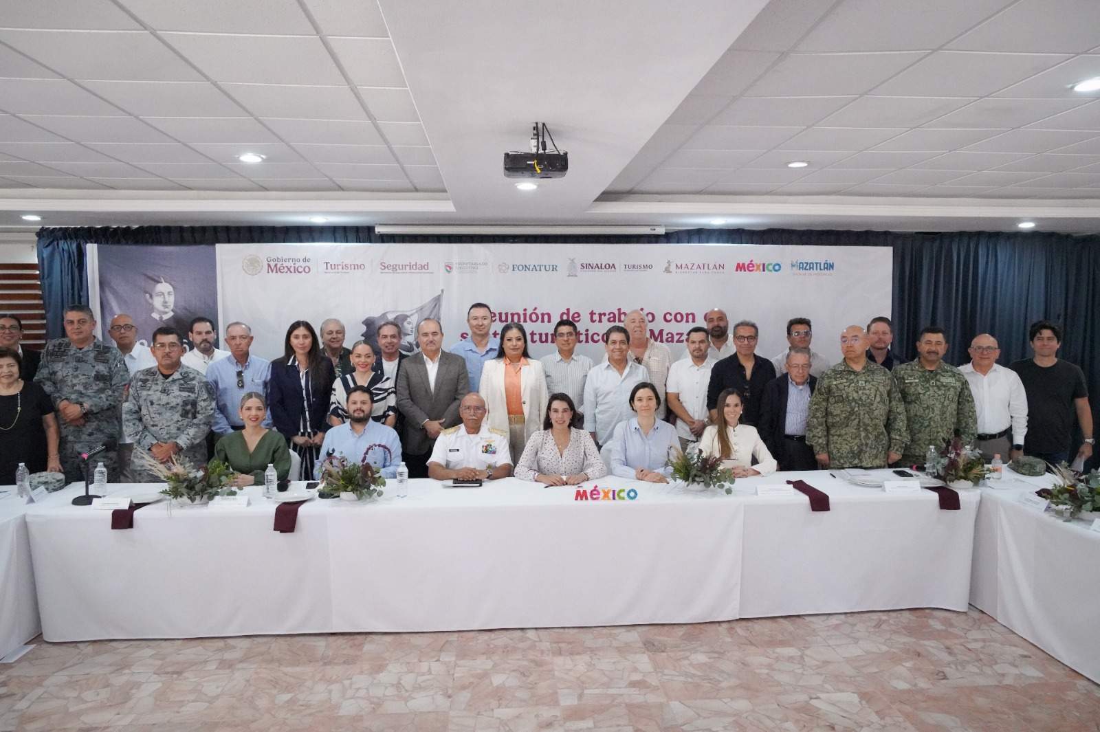 Autoridades de gobierno y sector turístico posando para la foto