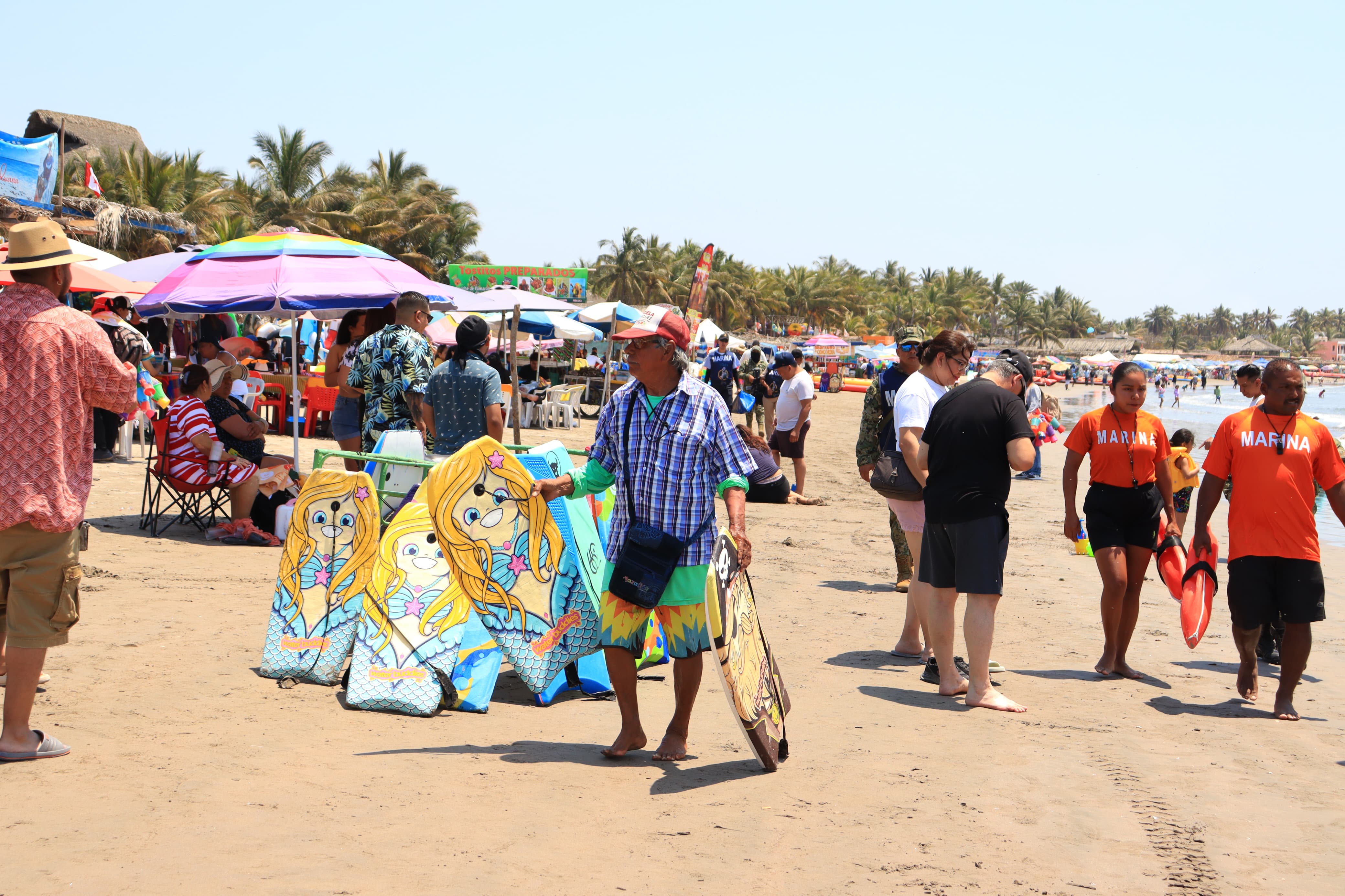Turistas y rescatistas en playas de Mazatlán
