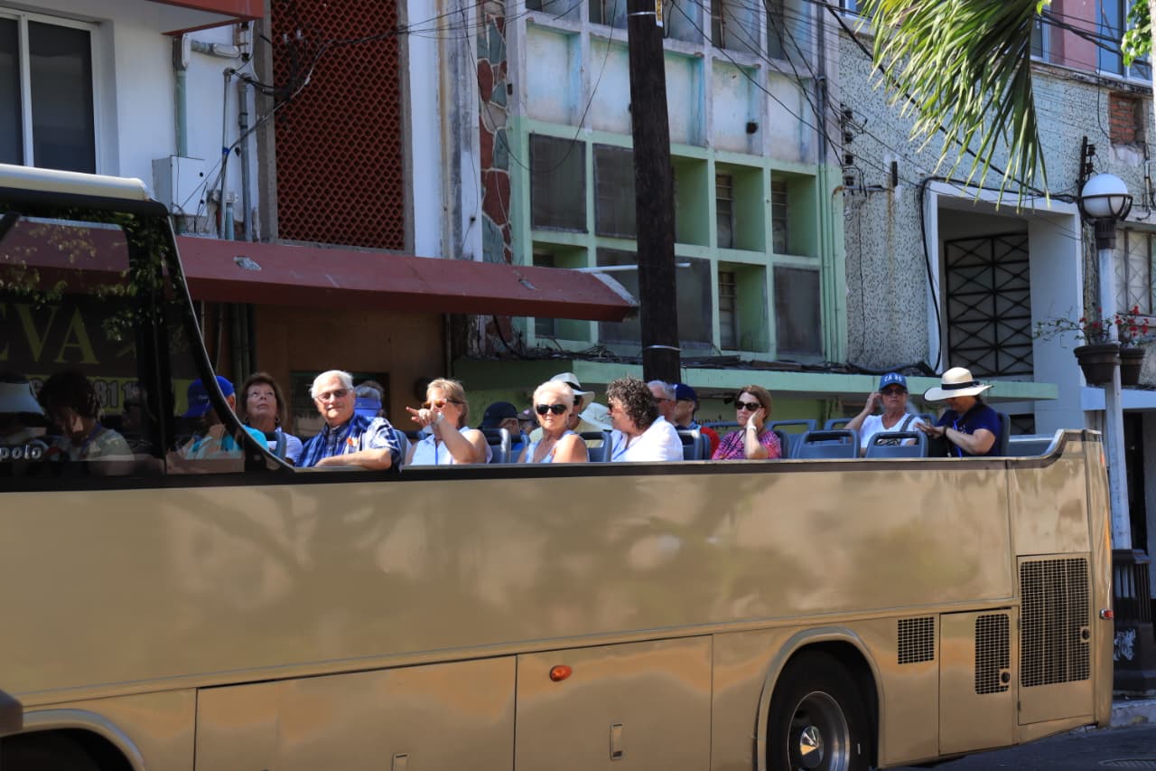 Turistas paseando en una unidad