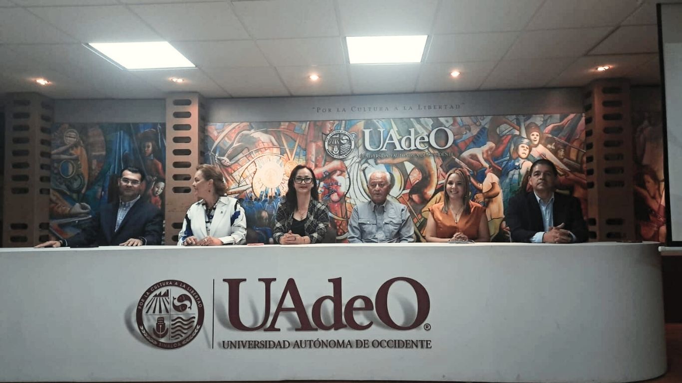 Personal de la Uadeo sentados posando para fotografía