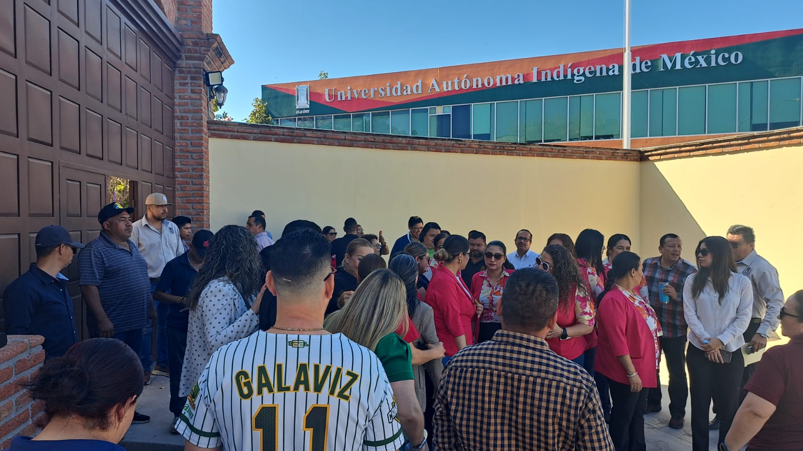 Exigen pago de retroactivo al aumento salarial