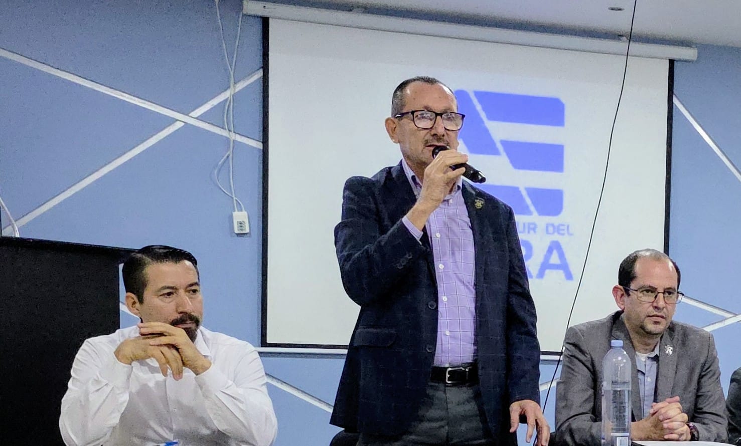 Personal de la UAS Guasave dando conferencia
