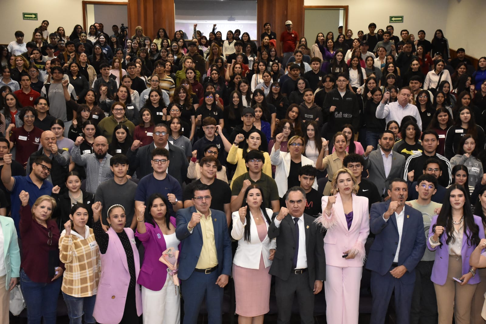 Estudiantes y directivos de la UAS presentes en la conferencia “Construyendo poder femenino”.