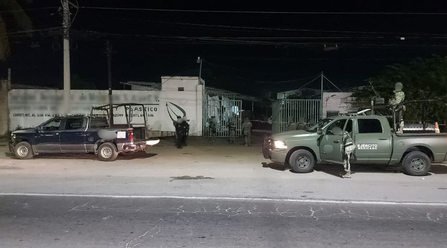 PAtrulla policiaca y unidad del Ejército Mexicano afuera de una central de abastos