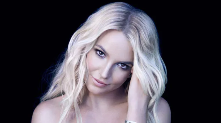 La cantante estadounidense Britney Spears con fondo negro