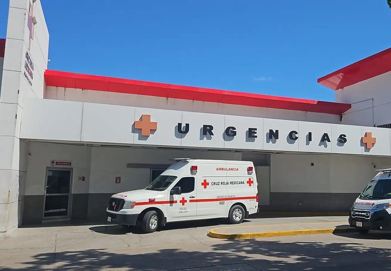 Urgencias de la cruz roja mexicana y a las afueras una ambulancia estacionada