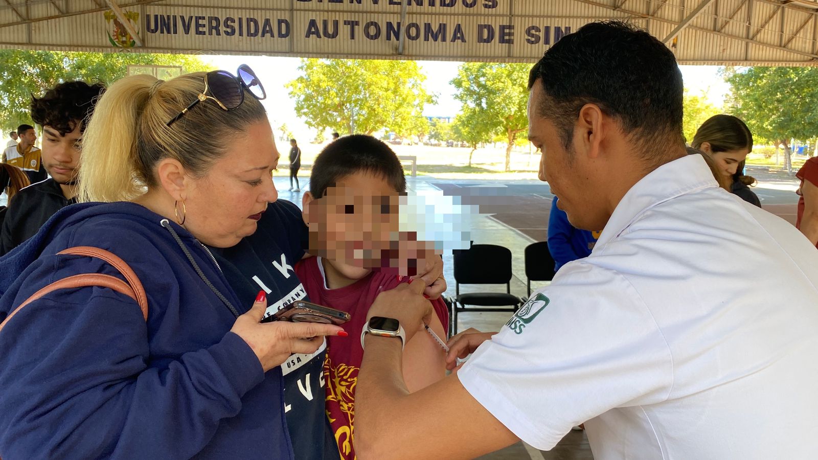 Personal de Salud vacunando a un niño