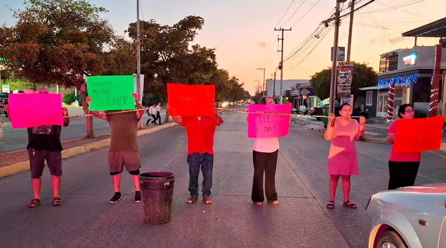 Vecinos de Infonavit Jabalies bloquean avenida en Mazatlán por aguas negras