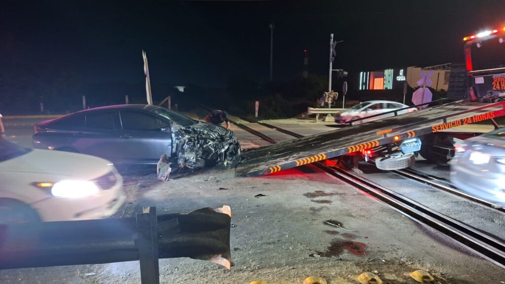 Suben a grúa un vehículo que fue chocado por un tren en Mazatlán 