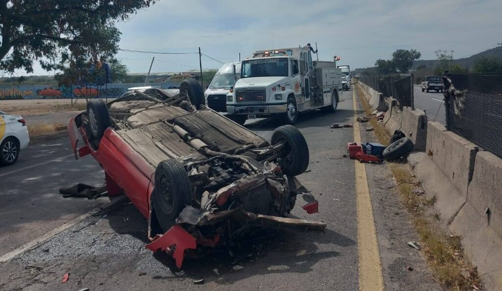 Vista frontal del vehículo siniestrado en la Carretera México 15, en Mazatlán