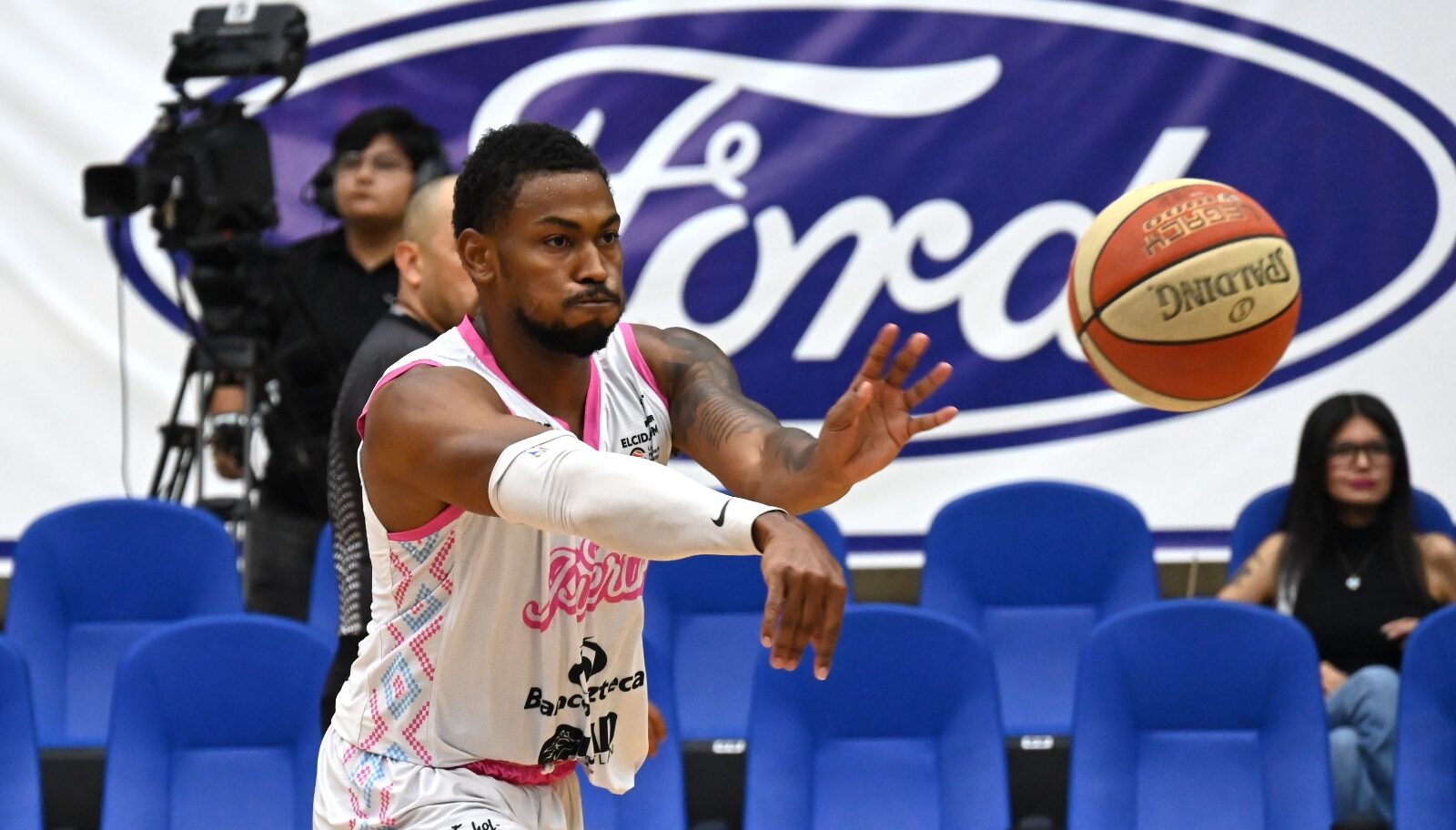 Jugador de Venados Baketball lanzando la pelota