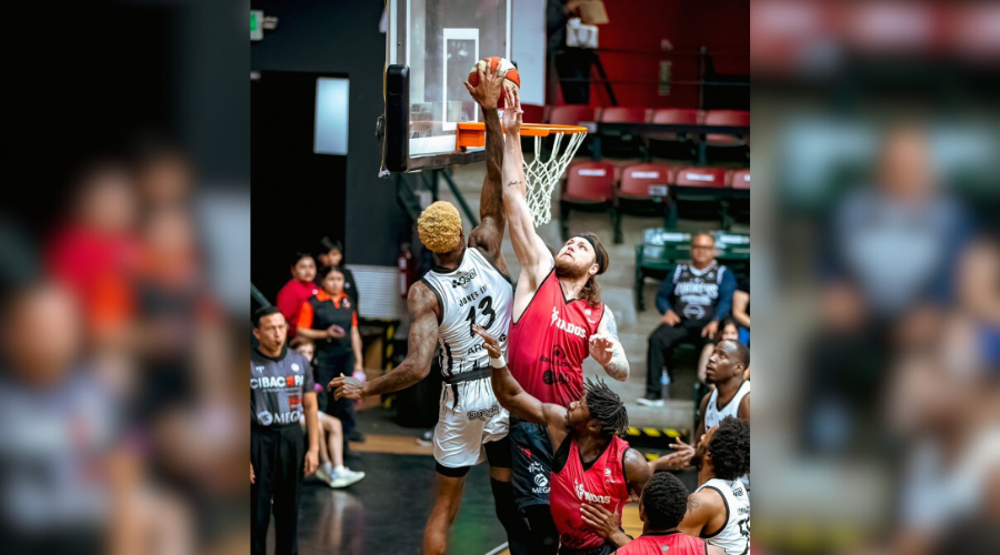 Jugadores de Venados Basketball y Zonkeys de Tijuana disputan la pelota durante partido de la Cibacopa