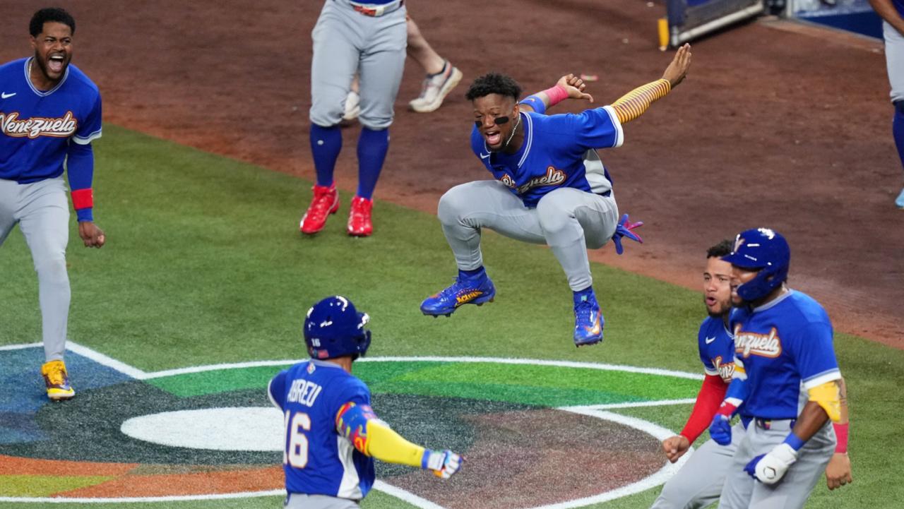 Jugadores de Venezuela celebrando en el campo