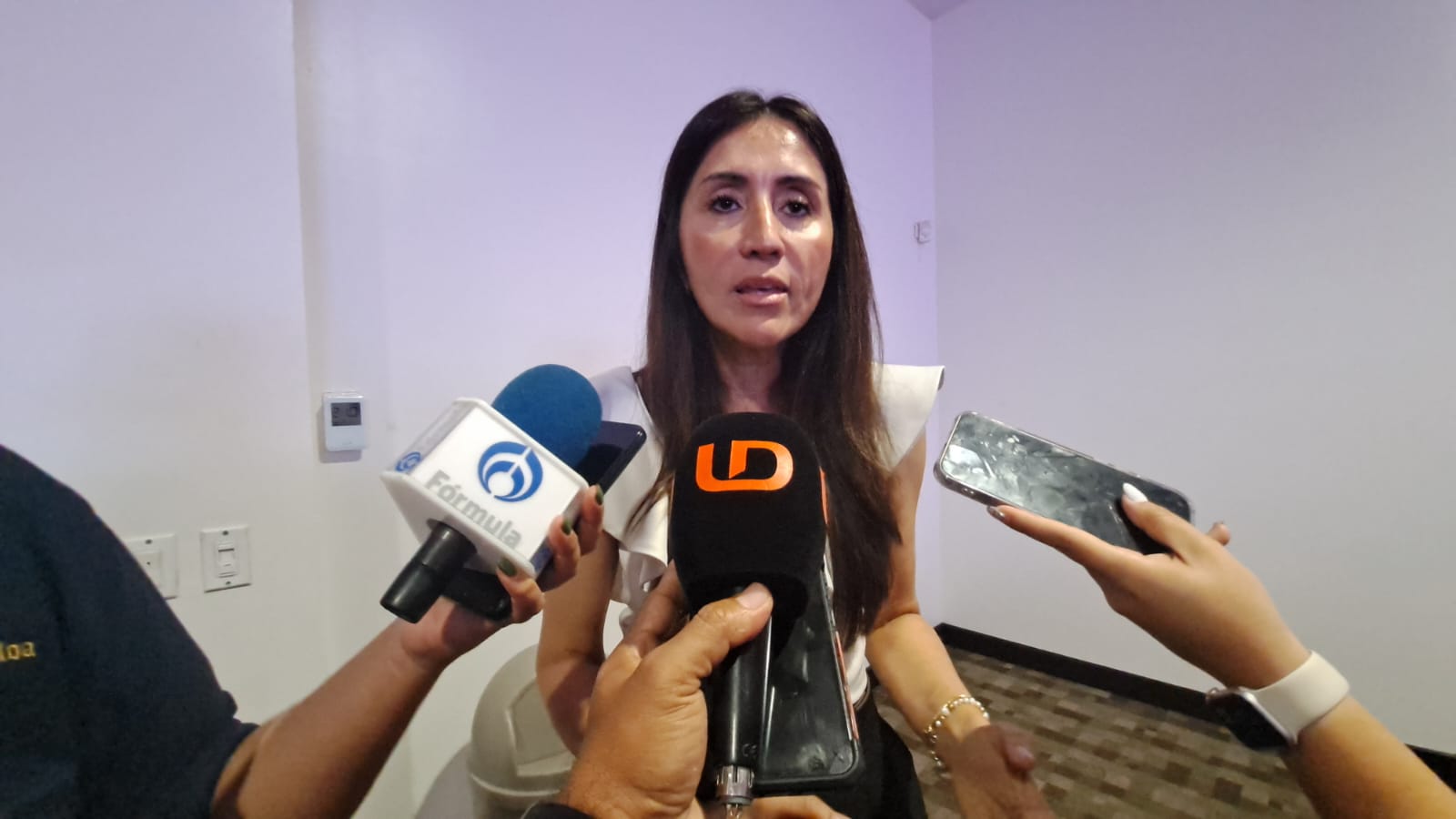 Verónica Judith Estrada Osuna siendo entrevistada por los medios