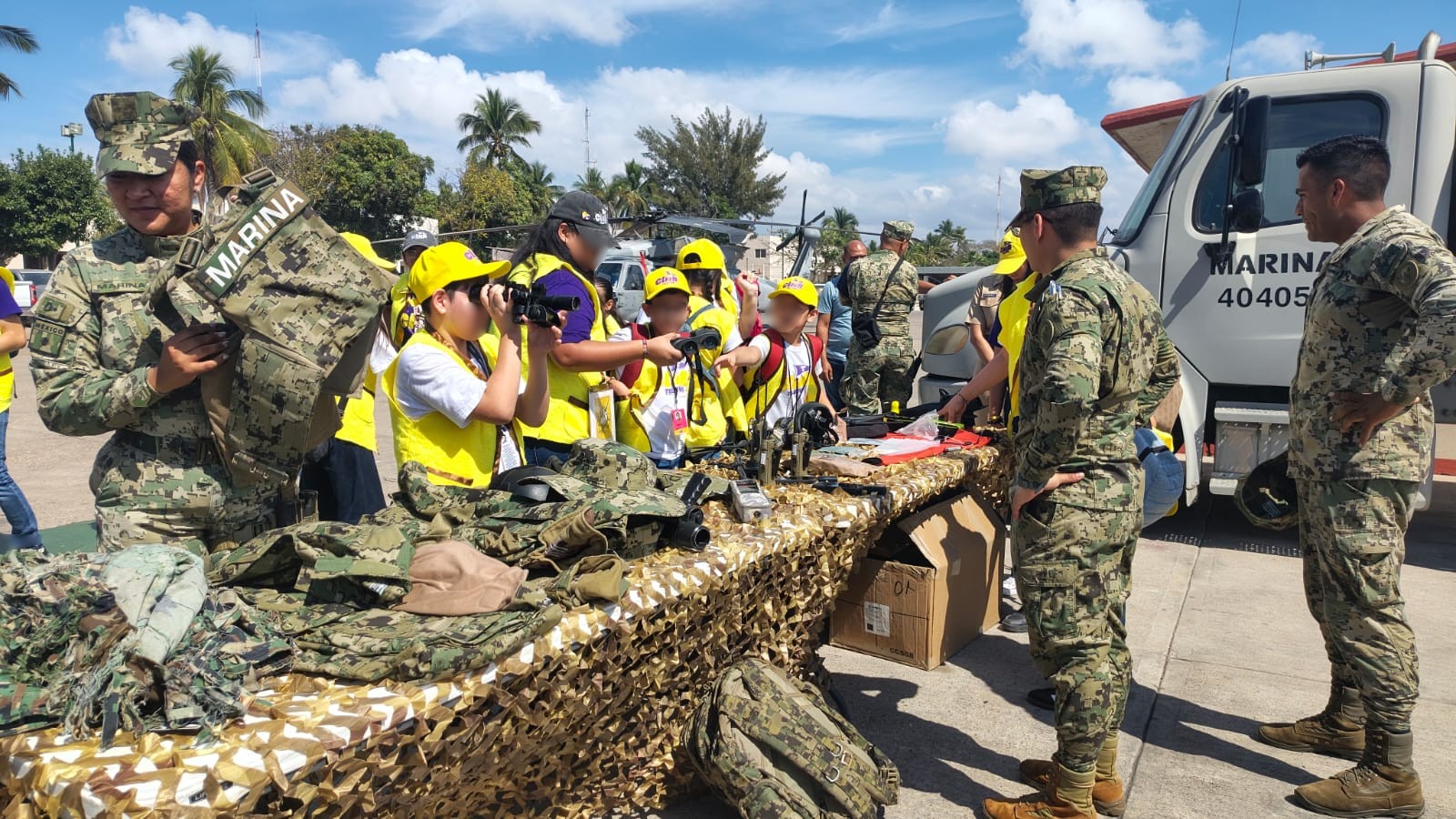 Elementos de la marina realizando recorrido a niños en instalaciones de zona naval