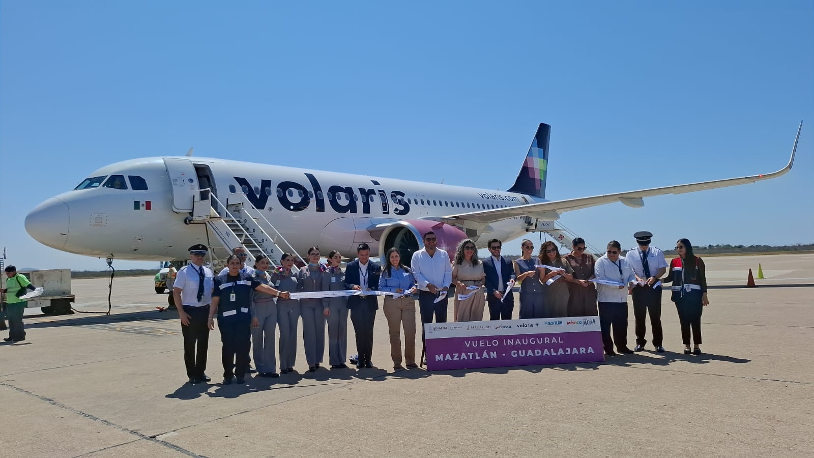 Corte de listón del primer vuelo Mazatlán-Guadalajara de Volaris
