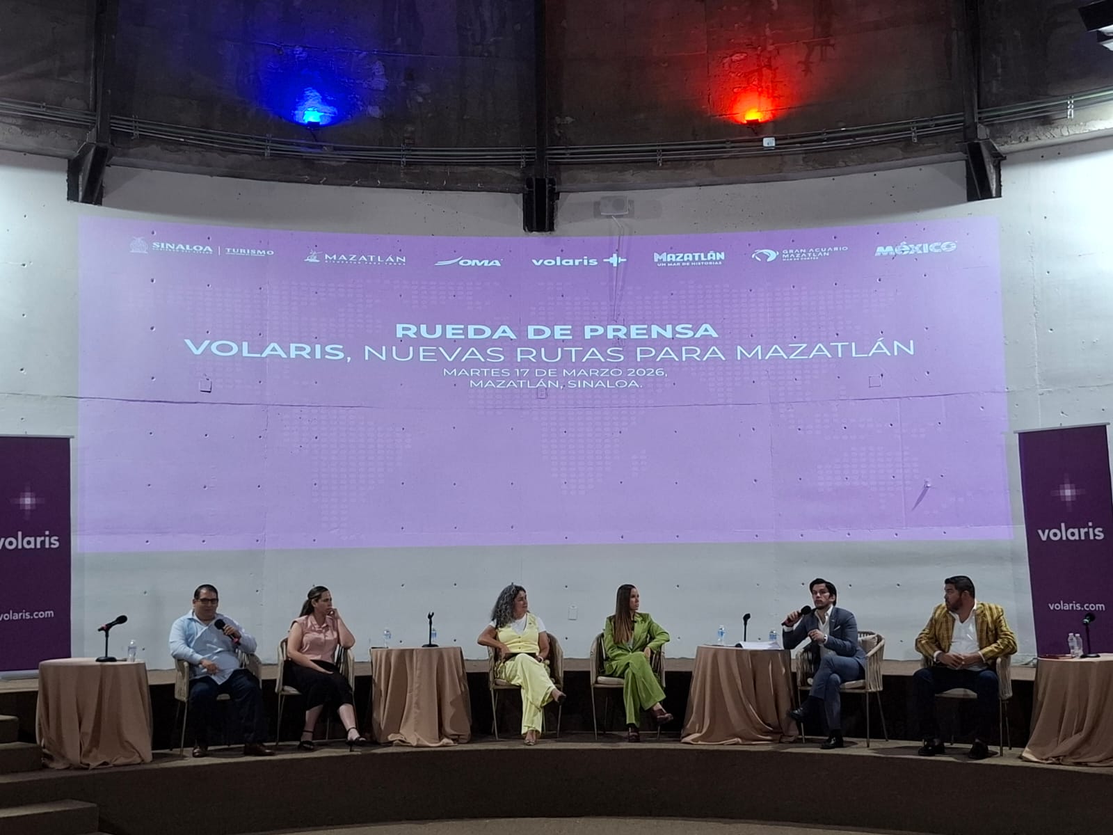 personas sentadas dando conferencia