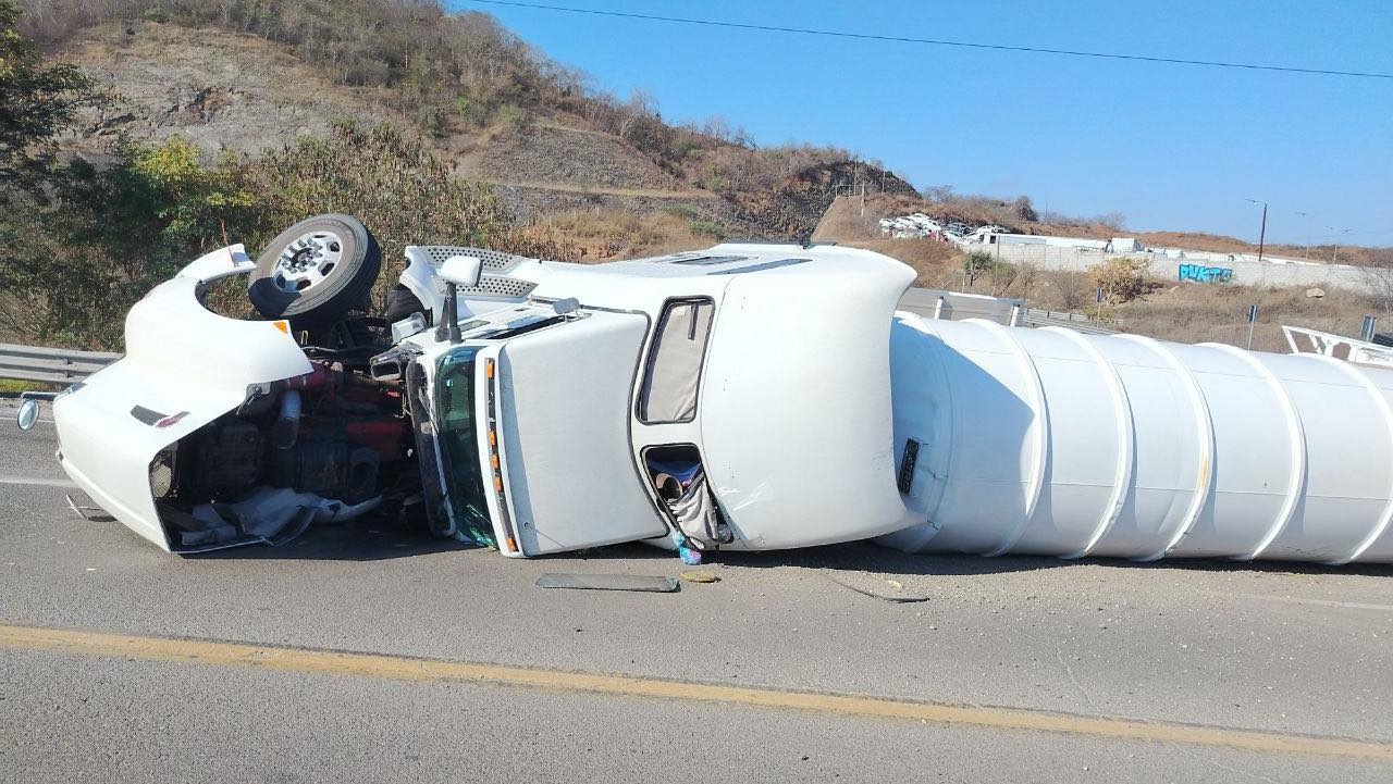Pipa volcada sobre la carretera