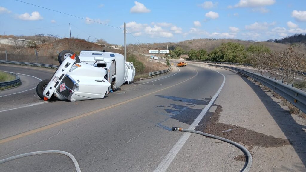 Pipa volcada en la carretera Mazatlán-Culiacán