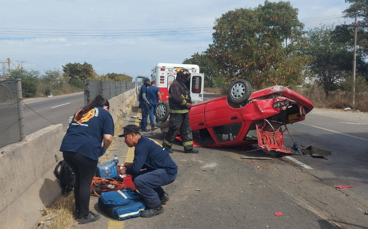 Volcadura de vehículo en carretera libre México 15, al sur de Mazatlán