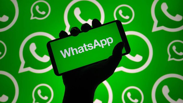 celular en la mano con la app de WhatsApp