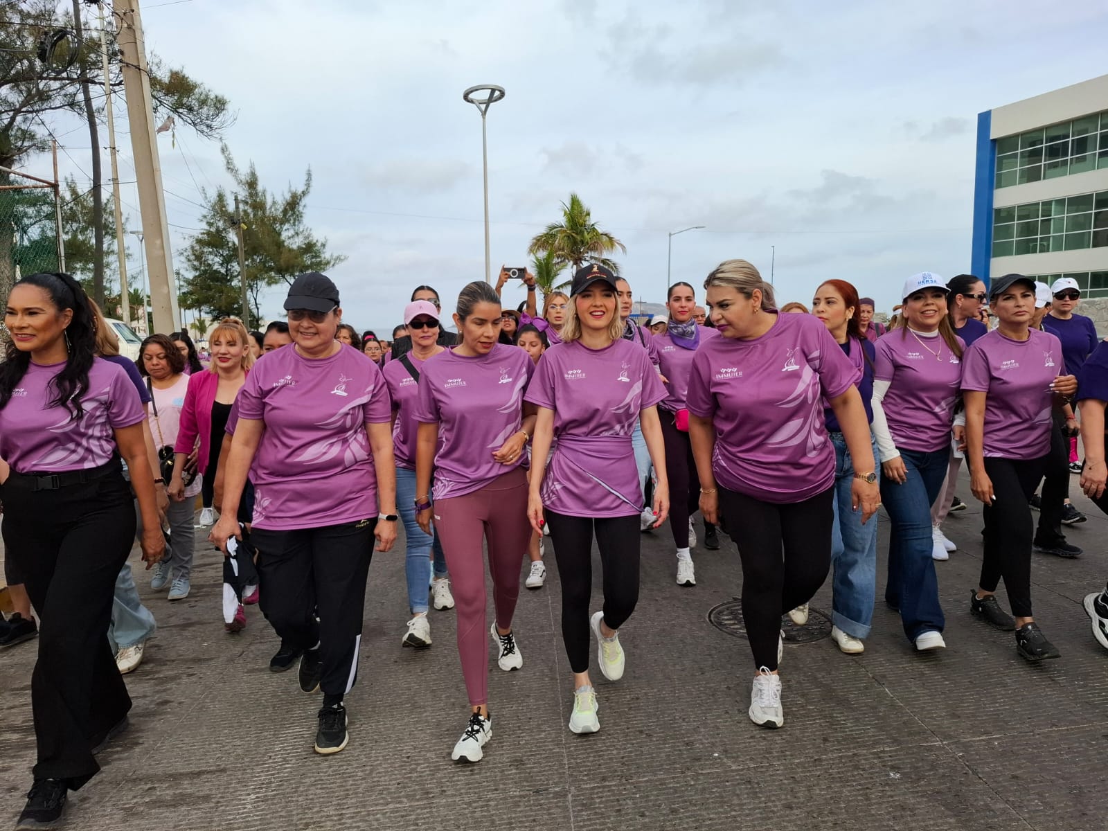 mujeres vestidas de morado y negro en marcha por el día de la mujer