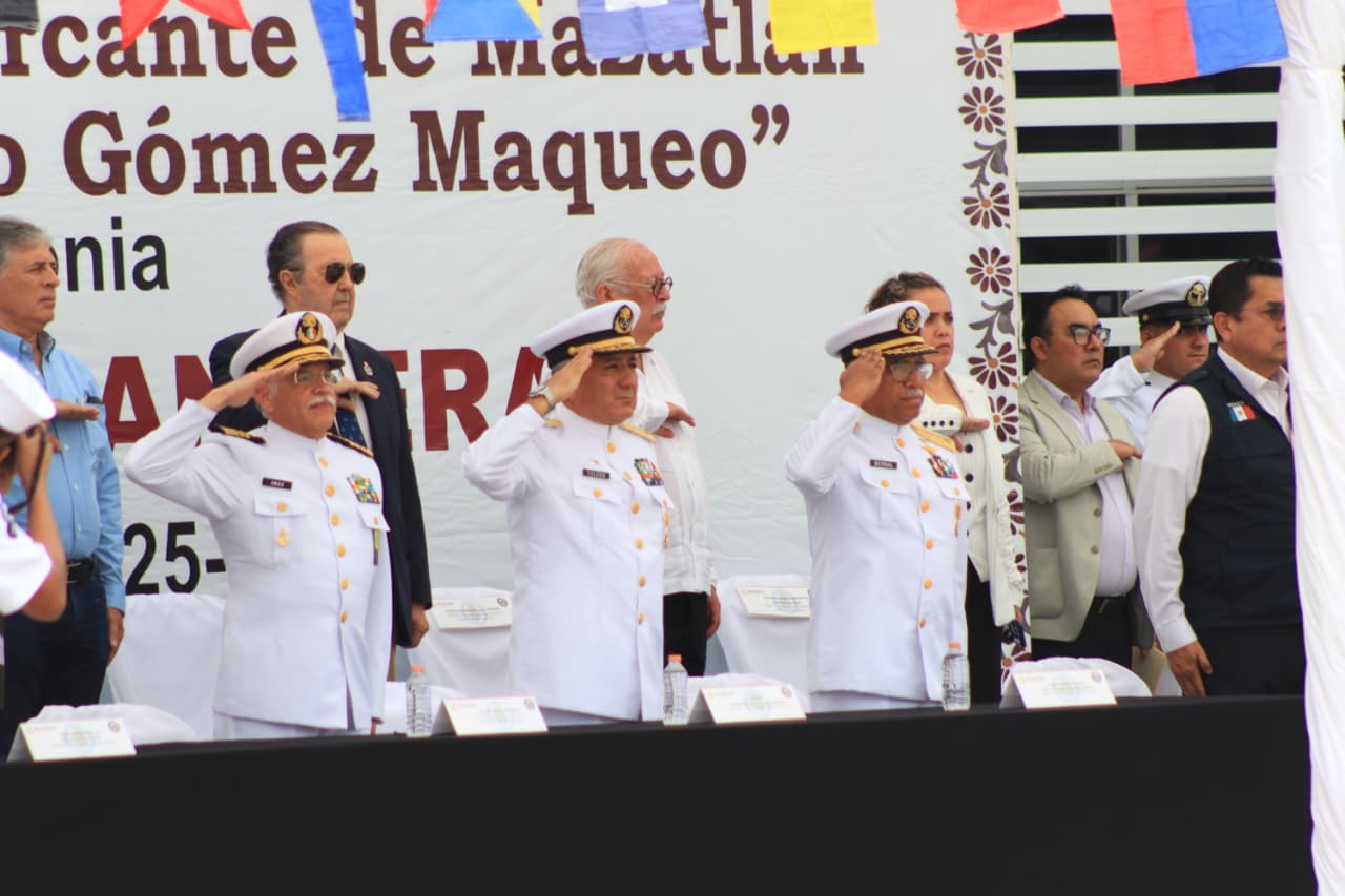 Personas de la Escuela Náutica de Mazatlán saludando en honores