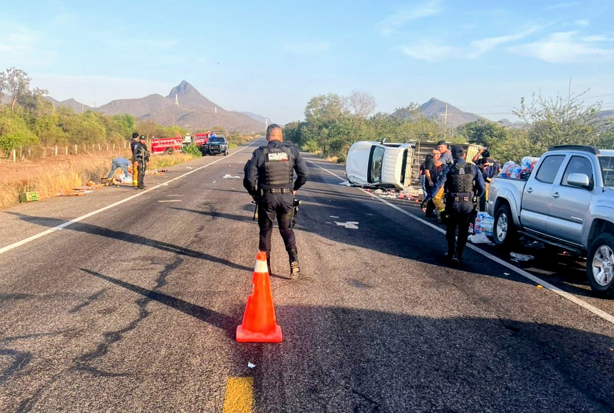 Vuelca camioneta en la México 15, cerca del dique Mariquita, en Mocorito; hubo dos lesionados leves