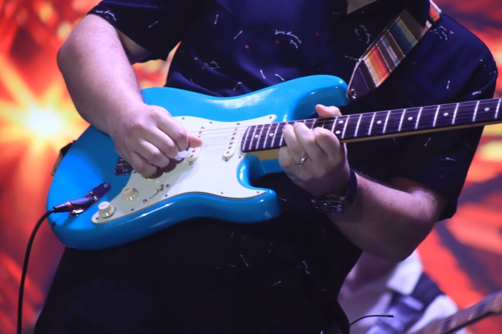 Adrián Cota deleita con su música a culiacanenses