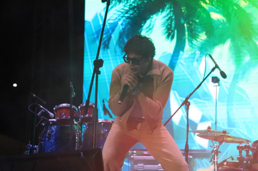 Adrián Cota deleita con su música a culiacanenses