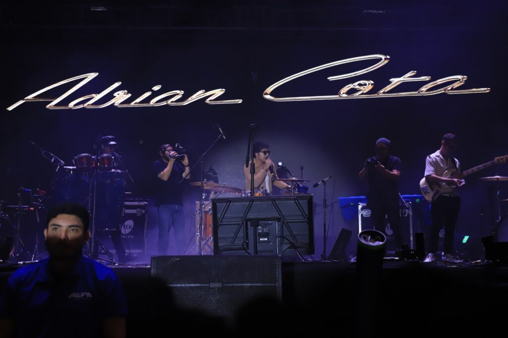 Adrián Cota deleita con su música a culiacanenses