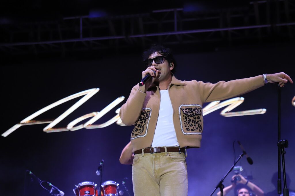 Adrián Cota deleita con su música a culiacanenses